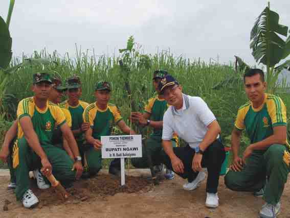 bupati ngawi dan yon armed 12 ngawi melakukan penghijauan di ringroad